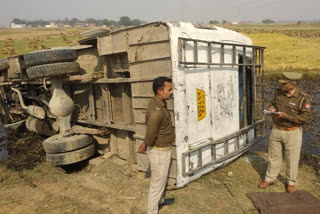 मिर्जापुर में बारातियों से भरी बस पलटी