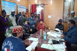 mussoorie-shifan-court-homeless-people-protest-infront-of-municipality-head