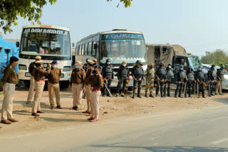 Delhi Police personnel were deployed on the borders of Najafgarh to prevent farmers from entering Delhi.