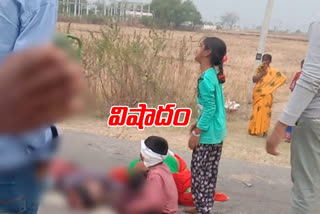 Lorry hit by auto Husband died, wife, children injured at medak district