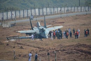 MiG-29K trainer aircraft  INS Vikramaditya in the Arabian Sea  MiG-29K crashes in Arabian Sea  MiG-29K trainer aircraft pilot missing  മിഗ് -29 കെ പരിശീലന വിമാനം  മിഗ് -29 കെ പരിശീലന വിമാനം തകർന്നു  അറബിക്കടൽ