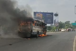 কেষ্টপুরে বাসে আগুন