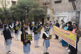 कोरोना वायरस के प्रति स्कूल में छात्रों को किया जा रहा जागरूक.