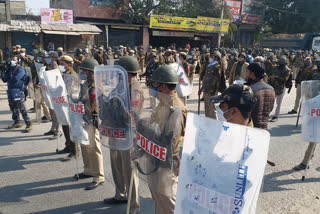 Farmer police released tear gas shells at Delhi Singhu border