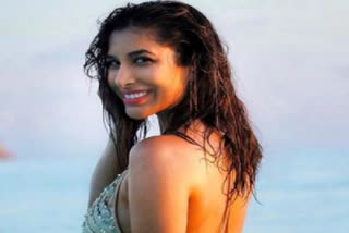 sophie-chaudhary-in-maldives-bikini-photos-going-viral