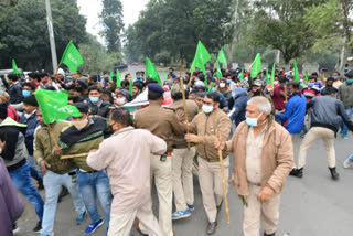 protest of displaced Apprentice union demanding employment in Bokaro