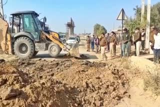 jind police broken road to stop farmers 30 km long convoy marching towards delhi