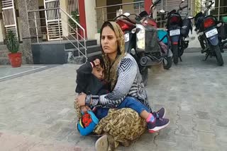 न्याय के लिए थाने में धरने पर बैठी महिला