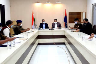 सीतापुर में अधिकारियों की बैठक.