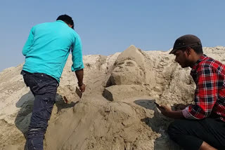 sand art on ghats of varanasi