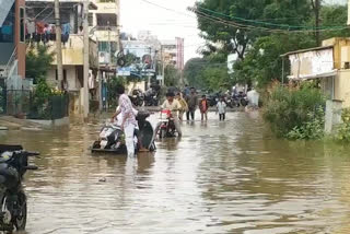 నెల్లూరులో ఓ కాలనీలో నిలిచిన నీరు