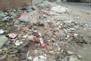 People are facing litter pile problem at Service lane road of Dabri