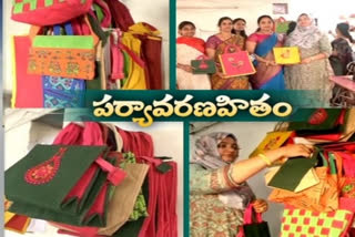 జనపనార బ్యాగులను తయారు చేస్తున్న మహిళలు