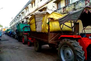 અરવલ્લીના મેઘરજ અને માલપુરમાં ટેકાના ભાવે મગફળી વેચવા ખેડૂતોની લાંબી કતારો લાગી