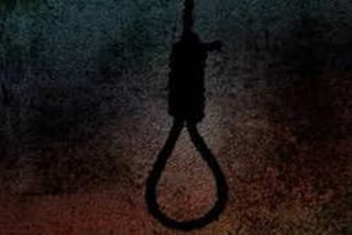 Dalit man found hanging in UP's Muzaffarnagar  UP's Muzaffarnagar  Dalit man found hanging  hanging  ഉത്തര്‍പ്രദേശില്‍ ദളിത് യുവാവിനെ തൂങ്ങിമരിച്ച നിലയില്‍ കണ്ടെത്തി  ദളിത് യുവാവിനെ തൂങ്ങിമരിച്ച നിലയില്‍ കണ്ടെത്തി