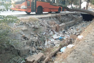 footpath broken in dwarka risk of accidents