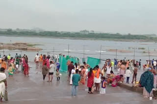 Devotees coming to the Pushkar snanam