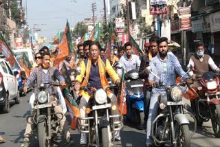 কোরোনা আবহে বাইক মিছিলে জেলা সভাপতির মুখে 'মাস্ক অমিল'