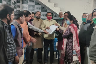 jmm Supporters handed over demand letter to MLAs in jamshedpur