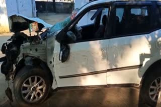 नील गाय से टकराई भाजपा नेता की गाड़ी.