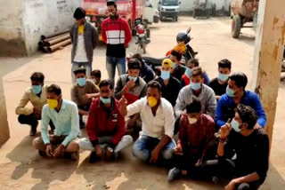 Angry youth in Panna locked the gate of the city council