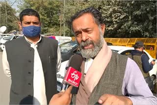 farmer leader yogendra yadav meet farmers at delhi's singhu border