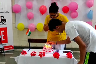 Birthday of patients is celebrated in Covid Care Center of Pushp Vihar in Delhi