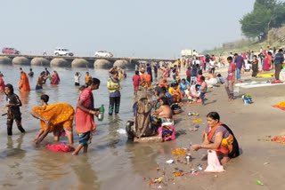 भदोही में गंगा स्नान करने पहुंचे श्रद्धालु