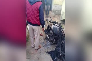 criminals set the bike on fire in jamshedpur