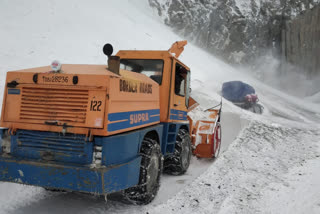 5 Passengers stranded at Zojila Pass , rescued By BRO