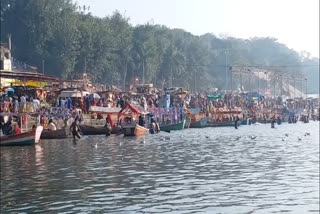 Devotees throng to the Narmada coast