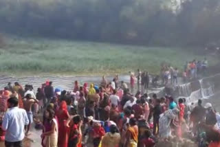On eve of Kartik Purnima people bathed in river  in Dhanbad