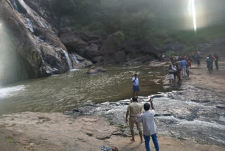 Two youths go missing in Nedunkandam river  നെടുങ്കണ്ടം തൂവൽ അരുവി  രണ്ട് യുവാക്കളെ കാണാതായി  thooval waterfalls idukki  മുരിക്കാശ്ശേരി  ഇടുക്കി വെള്ളച്ചാട്ടം