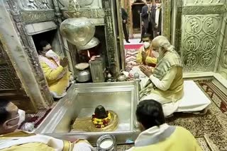 modi offers prayer at kashi vishwanath temple