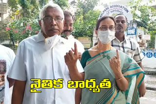 tjac professor kodandaram casting his vote right