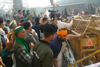 Protesting farmers use tractor to remove barricading done at Delhi-UP border