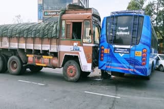 ராணிப்பேட்டை பேருந்து மீது சரக்கு லாரி மோதி விபத்து  ராணிப்பேட்டை லாரி விபத்து  பேருந்து விபத்து  பயணிகள் உயிர் தப்பிப்பு  Passenger survival  Bus Accident  Lorry Accident  Freight truck collides with bus in ranipet