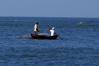 ബെംഗളൂരു  Six fishermen missing  fishermen missing after deep-sea  fishing boat capsizes  ത്സ്യബന്ധന പോയ ബോട്ട് മറിഞ്ഞു  ആറ് മത്സ്യത്തൊഴിലാളികളെ കാണാതായി