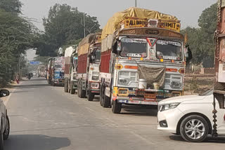 truck stuck on border