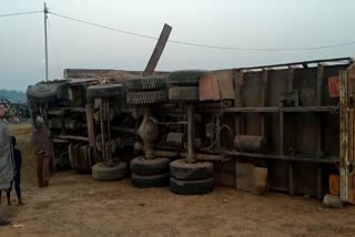 Truck overturns near Siddha hill