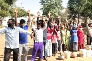 पेयजल समस्या को लेकर ग्रामीणों का प्रदर्शन, Villagers protest over drinking water problem