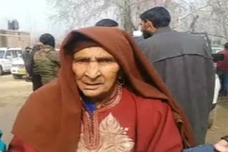 100 years old lady brought to poling station to cast her vote in bandipora jammu and kashmir