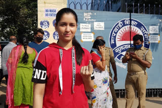 naina jaiswal casted her vote in nimboli adda