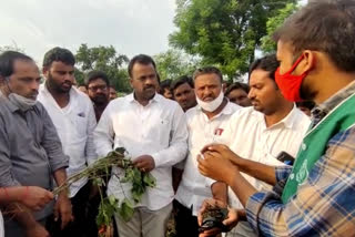 రైతులతో మాట్లాడుతున్న ఎమ్మెల్యే