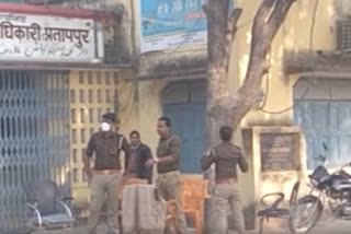 पोलिंग बूथ के बाहर बिना मास्क के पुलिसकर्मी