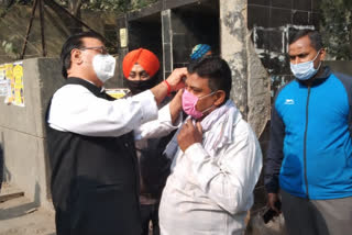 mask and haldi distribution by mcd delhi