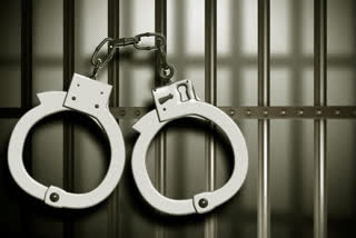 bribery charges  cops booked on bribery  കൈക്കൂലി കേസ്  പൊലീസ് കൈക്കൂലി വാങ്ങി