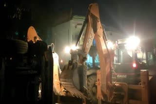 six people died due to loaded truck overturns on scorpio in kaushambi