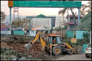 Welcome gates are being built at Govinda Ghat barrier of Paonta Sahib