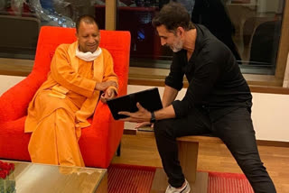 akshay kumar  Akshay Kumar Meets Uttar Pradesh Chief Minister Yogi Adityanath In Mumbai  യോഗി ആദിത്യനാഥിനെ സന്ദര്‍ശിച്ച് നടന്‍ അക്ഷയ് കുമാര്‍  നടന്‍ അക്ഷയ് കുമാര്‍  നടന്‍ അക്ഷയ് കുമാര്‍ യോഗി ആദിത്യനാഥ്  സിനിമ രാം സേതു  Yogi Adityanath In Mumbai  Akshay Kumar Meets Uttar Pradesh Chief Minister